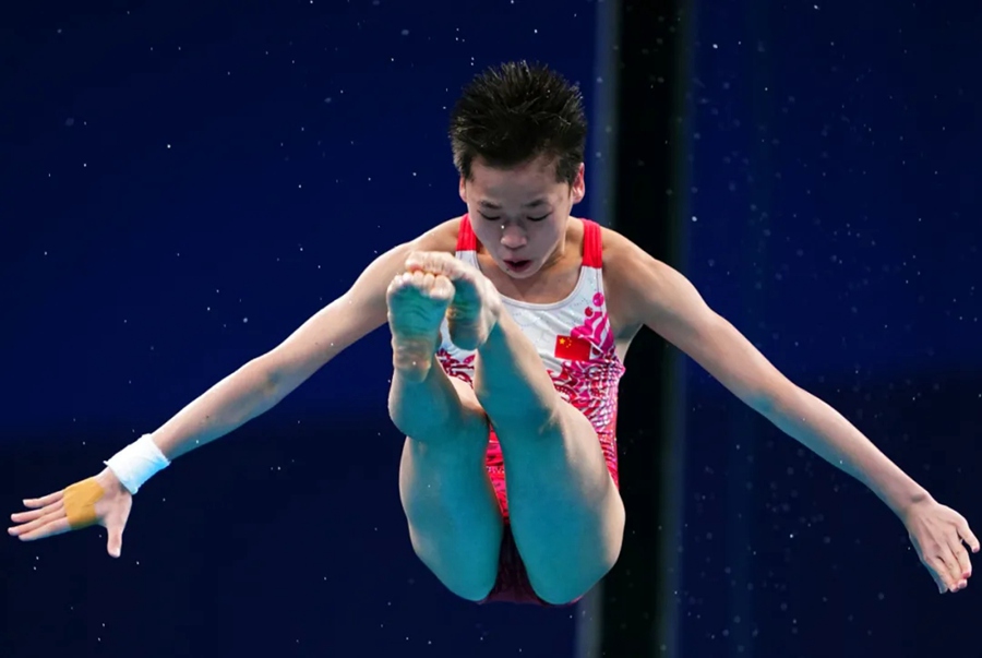8월 5일, 도쿄올림픽 다이빙 여자 10m 플랫폼 결선에서 중국의 14세 취안훙찬(全紅嬋) 선수가 2, 4, 5번째 라운드에서 10점 만점을 받으며 금메달을 획득했다. [사진 출처: 신화사]