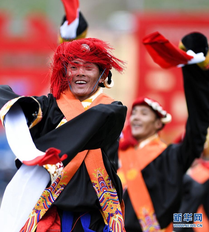 현지 주민들은 위수 장족자치주 성립 70주년 경축대회에서 공연을 펼쳤다. [사진 출처: 신화망]