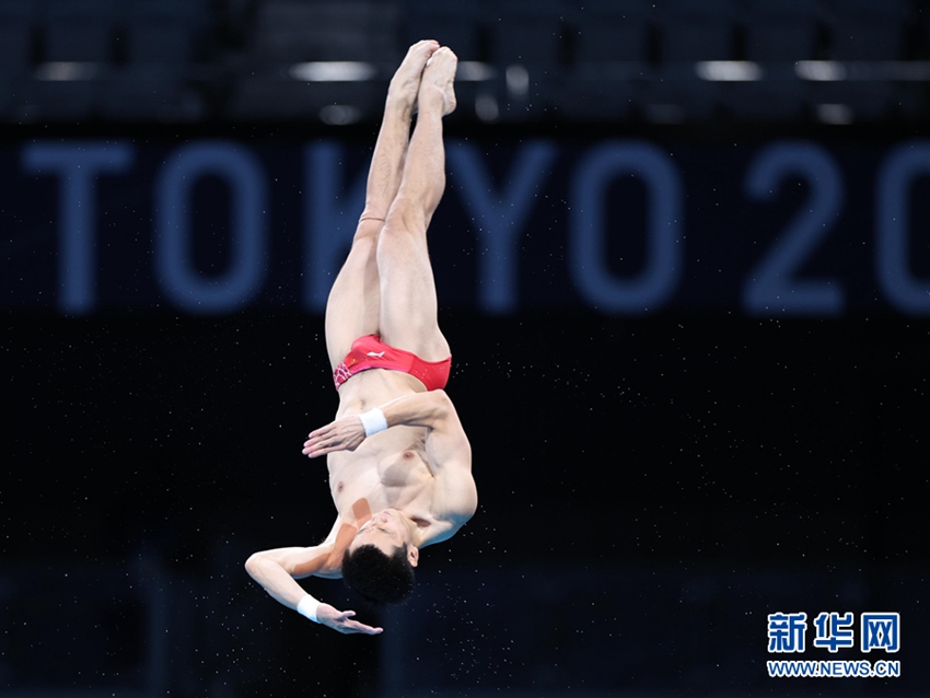8월 7일, 도쿄올림픽 다이빙 남자 10m 플랫폼 결승에서 중국의 차오위안(曹緣) 선수가 금메달을 획득했다. [사진 출처: 신화망]