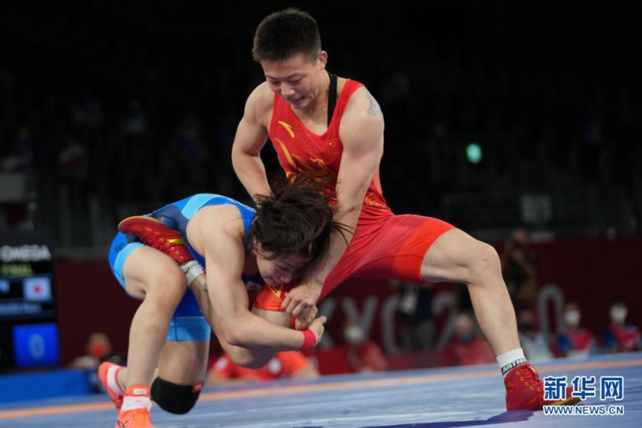 8월 6일, 도쿄올림픽 레슬링 여자 자유형 53kg급 결승에서 중국의 팡첸위(龐倩玉) 선수가 은메달을 획득했다. [사진 출처: 신화망] 
