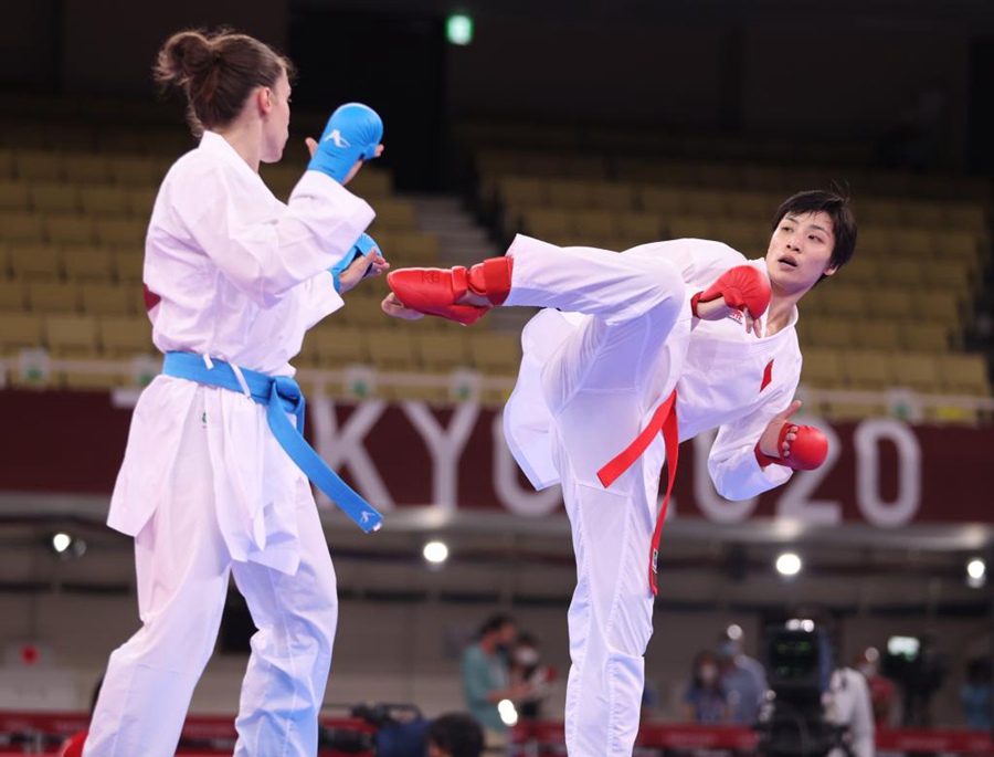 8월 6일, 도쿄올림픽 가라테 여자구미테 61kg급 결승에서 중국의 인샤오옌(尹笑言) 선수가 세르비아의 프레코비치 선수와 대결해 은메달을 획득했다. [사진 출처: 신화망] 