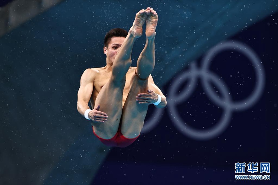 8월 7일, 도쿄올림픽 다이빙 남자 10m 플랫폼 결승에서 중국의 양젠(楊健) 선수가 은메달을 획득했다. [사진 출처: 신화망]