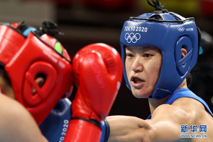 8월 7일, 도쿄올림픽 권투 여자 웰터급(64-69kg) 결선에서 중국의 구훙(谷紅) 선수가 터키의 수메넬리와 대결해 은메달을 획득했다. [사진 출처: 신화망]