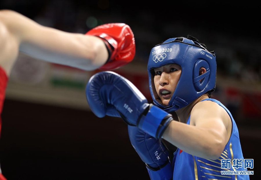 8월 8일, 도쿄올림픽 권투 여자 75kg급 결선에서 중국의 리첸(李倩) 선수가 은메달을 획득했다. [사진 출처: 신화망]