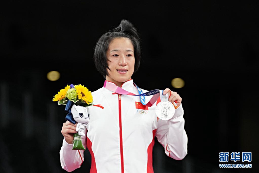 8월 7일, 도쿄올림픽 레슬링 여자 자유형 50kg급 결선에서 중국의 쑨야난(孫亞楠) 선수가 은메달을 획득했다. [사진 출처: 신화망]