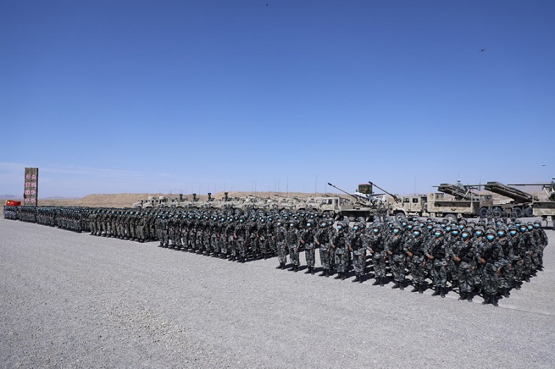 8월 9일, ‘서부∙연합-2021’ 훈련 개시식에서 중국 군대와 러시아 군대가 도열해 있다. [사진 출처: 신화사]