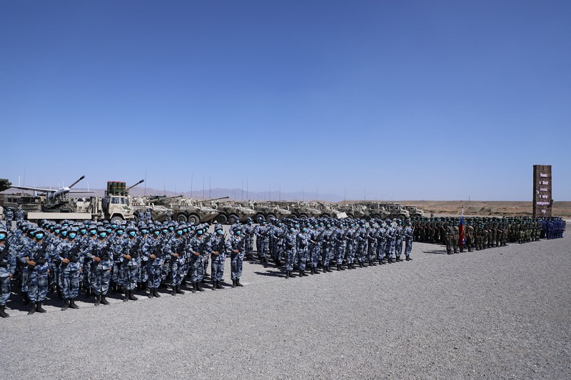 8월 9일, ‘서부∙연합-2021’ 훈련 개시식에서 중국 군대와 러시아 군대가 도열해 있다. [사진 출처: 신화사]