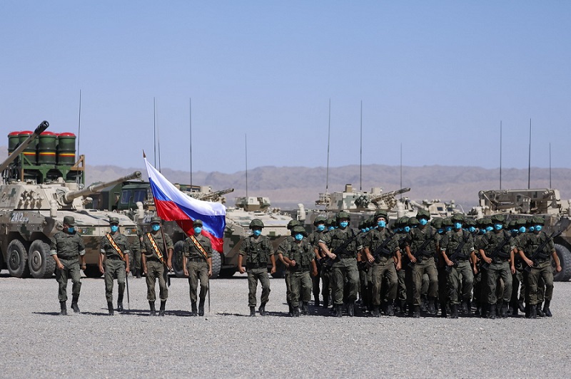 8월 9일, ‘서부∙연합-2021’ 훈련 개시식에서 러시아 국기수호대와 육군이 도열해 있다. [사진 출처: 신화사]