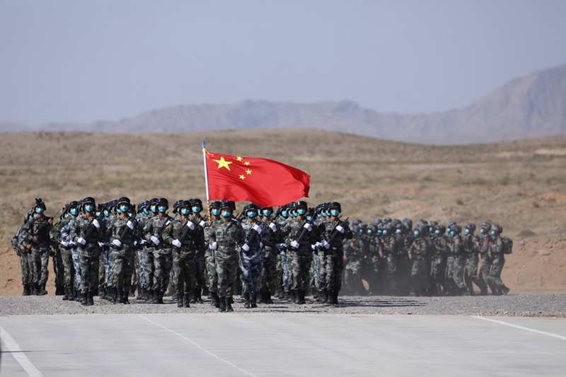 8월 9일, ‘서부∙연합-2021’ 훈련 개시식에서 촬영한 중국 국기호위병과 의장대의 모습 [사진 출처: 신화사]