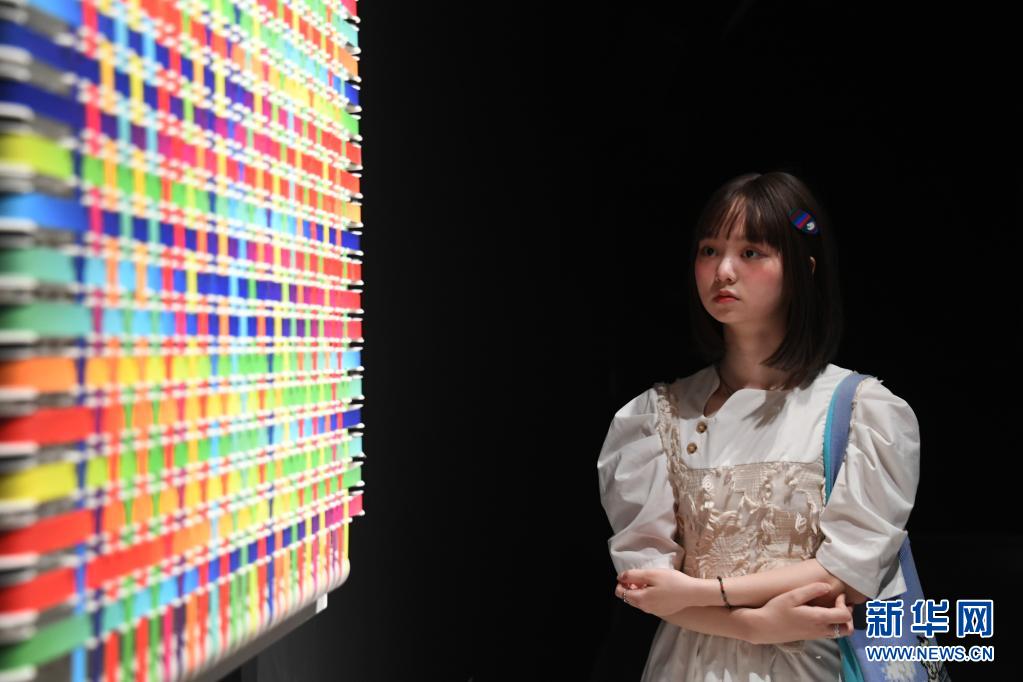 장진웨 씨는 베이징시대미술관에서 열린 2021 아시아 디지털 예술전을 관람하고 있다. 그녀는 디지털 예술은 예술 작품 창작에 큰 영감을 준다고 말한다. [사진 출처: 신화망]