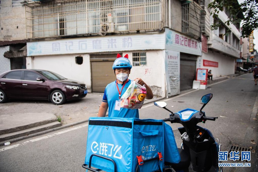 8월 9일, 장자제 융딩구 관리핑(官黎坪)거리에서 옌잉자오 씨가 배달할 물건을 배달 상자에 넣고 있다. [사진 출처: 신화망]