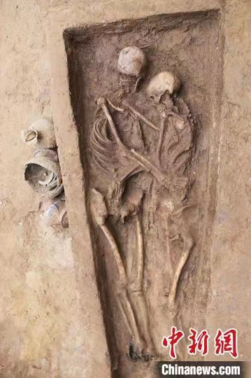 中 고고학자, 북위시대 가장 보존 잘 된 ‘포옹무덤’ 발견