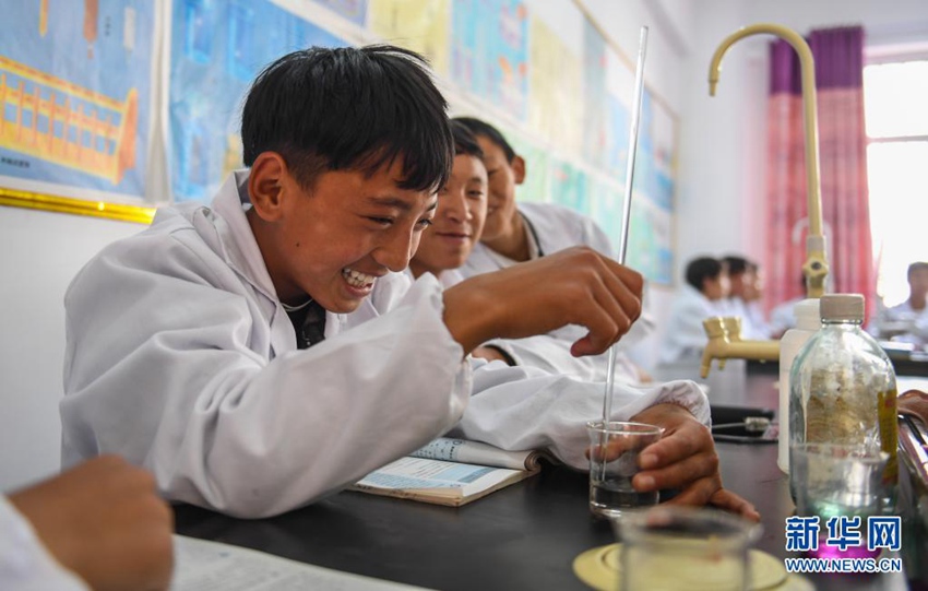 시짱 창두시 망캉(芒康)현 옌징(鹽井)중학교 학생들이 화학 수업을 받고 있다. [2019년 6월 6일 촬영/사진 출처: 신화망]