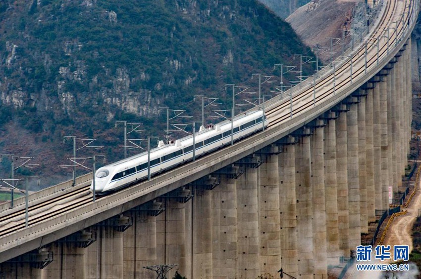 구이양에서 쿤밍으로 가는 G4135 열차가 구이저우성 안순시 수이퉁무자이(水桶木寨)특대교를 지나고 있다. [2016년 12월 28일 드론 촬영/사진 출처: 신화망]