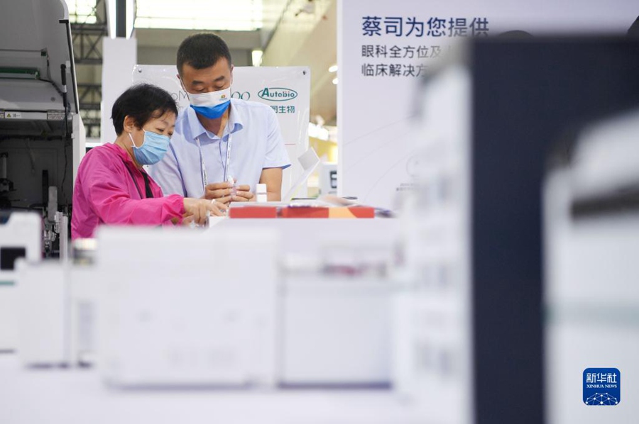 8월 21일, 한 시민이 인촨국제컨벤션센터 헬스 바이오 전시장에서 의료 설비를 참관하고 있다. [사진 출처: 신화망]