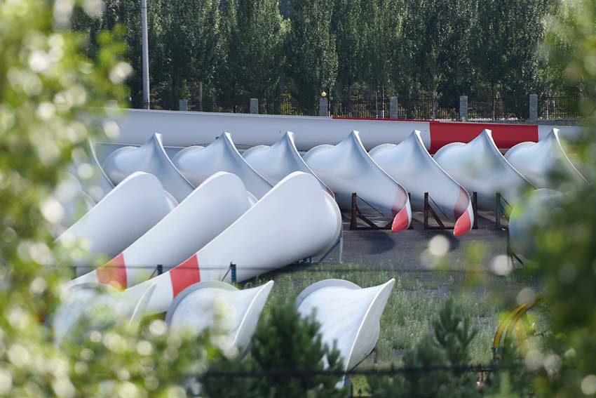 허베이성의 한 풍력 발전 설비 회사, 풍력 발전기 조립품이 발송 대기 중이다. [사진 출처: 인민망]
