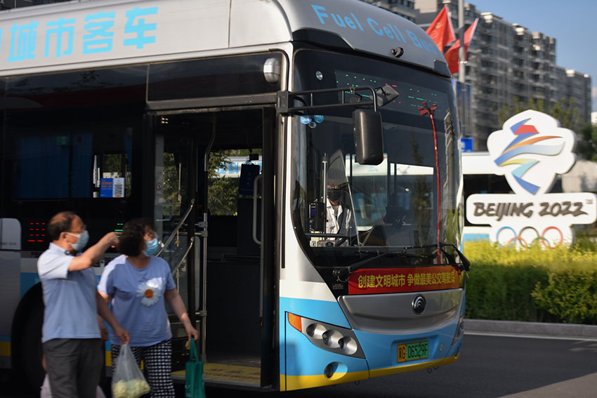 장자커우 시내를 운행하고 있는 수소 버스. 동계올림픽 때 선수 이동용으로 사용될 예정이다. [사진 출처: 인민망]