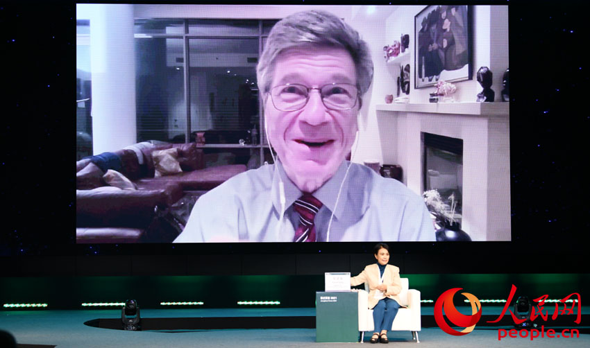 Jeffrey Sachs 컬럼비아대학교 지구연구소 소장이 기조연설을 하고 있다. [사진 출처: 인민망]