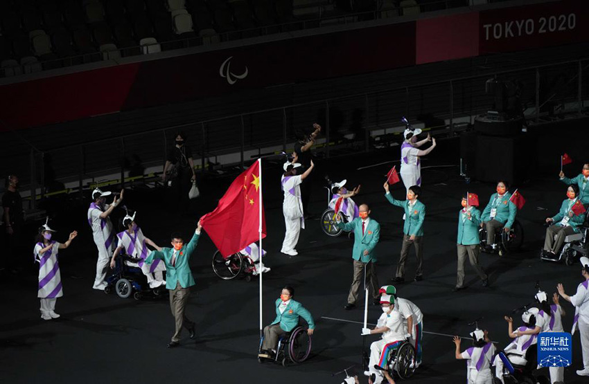 중국 체육대표단 기수인 왕하오(왼쪽 네번째)와 저우자민(왼쪽 다섯번째)이 입장하고 있다. [사진 출처: 신화사]