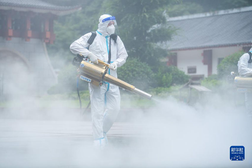 8월 26일, 장자제 톈먼산 관광지에서 직원이 소독 작업을 하고 있다. [시진 출처: 신화사]