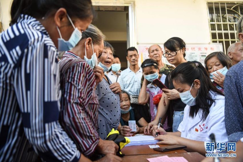 8월 18일, 양샤오옌 씨가 백신 접종을 위해 양식을 작성하고 있다. [사진 출처: 신화망]