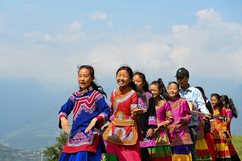 쓰촨, 여자 아이들로 구성된 ‘뉴뉴’ 합창단 