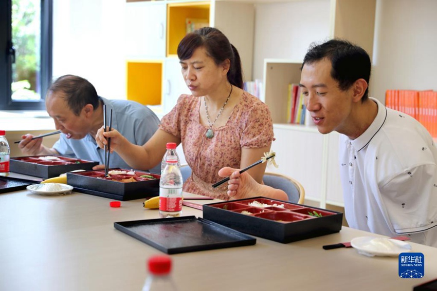펑차오와 그의 부모가 함께 점심을 먹고 있다. [사진 출처: 신화사] 