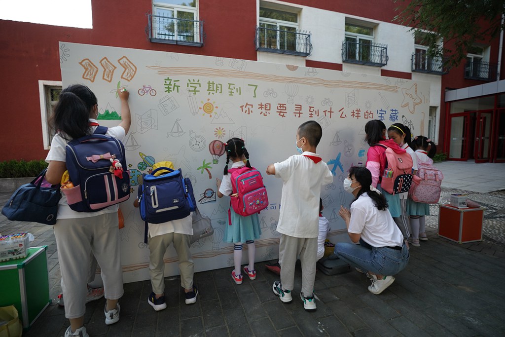 9월 1일, 펑타이초등학교 학생들이 소원벽에 신학기 소망을 적고 있다. [사진 출처: 인민망]