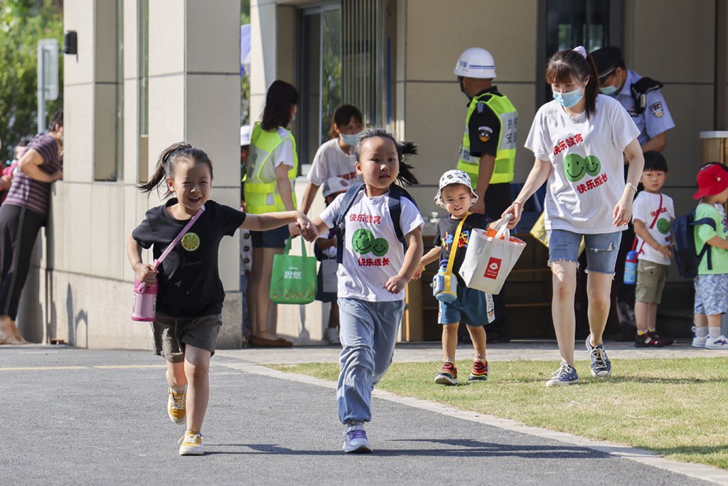 9월 1일, 상하이시 바오산(寶山)구 구역관할 유치원에서 어린이들이 즐겁게 뛰고 있다. [사진 출처: 인민망]