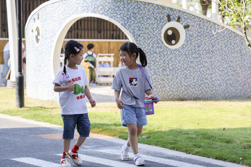 9월 1일, 상하이시 바오산구 구역관할 유치원에서 한 어린이가 오랜만에 친구를 만나 기뻐하고 있다. [사진 출처: 인민망]