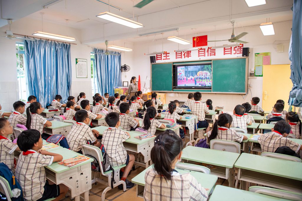 8월 30일, 광시 난닝시 민주루초등학교 일부 학생이 교실에서 개학식을 보고 있다. [사진 출처: 인민망] 