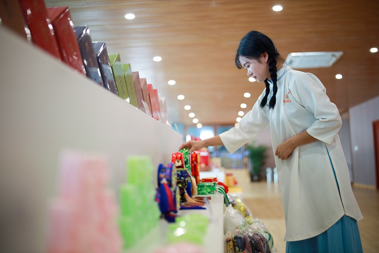 헝저우시 재스민 ‘지추이위안’ 전시홀에서 직원이 다양한 재스민 제품들을 정리하고 있다. 