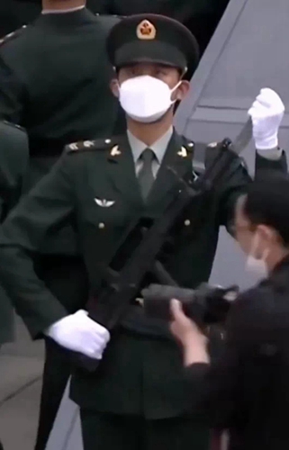 재한 中인민지원군 열사 유해 안장식서 손으로 칼끝 쥔 병사