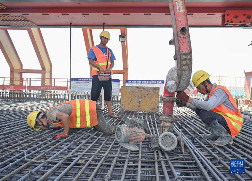 중철11국 작업자들이 콘크리트 타설 작업 현황을 점검하고 있다. [9월 6일 드론 촬영/사진 출처: 신화사]