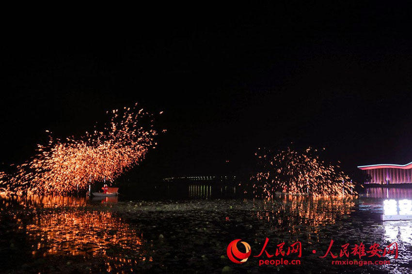 중국 국가급 무형문화재 프로젝트 ‘다톄화’로 ‘슝안의 밤’을 장식했다. [사진 출처: 인민망]