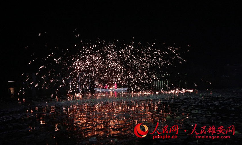 중국 국가급 무형문화재 프로젝트 ‘다톄화’로 ‘슝안의 밤’을 장식했다. [사진 출처: 인민망]
