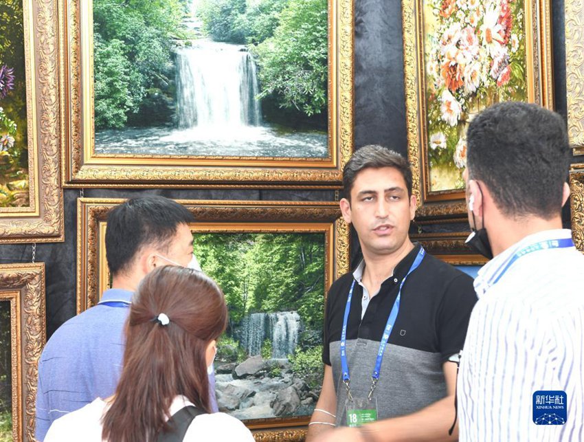 이란 직원이 관람객들에게 공예품을 소개한다. [9월 12일 촬영/사진 출처: 신화사]