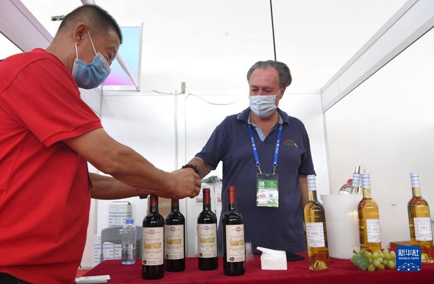 프랑스 직원이 관람객들에게 와인을 추천한다. [9월 12일 촬영/사진 출처: 신화사]