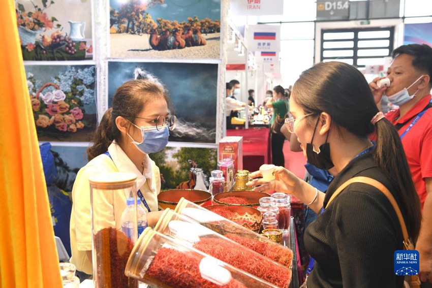 관람객들이 이란 샤프란을 맛본다. [9월 12일 촬영/사진 출처: 신화사]