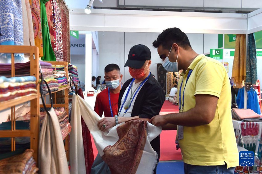 파키스탄 직원이 관람객들에게 전시품을 설명하고 있다. [9월 12일 촬영/사진 출처: 신화사]