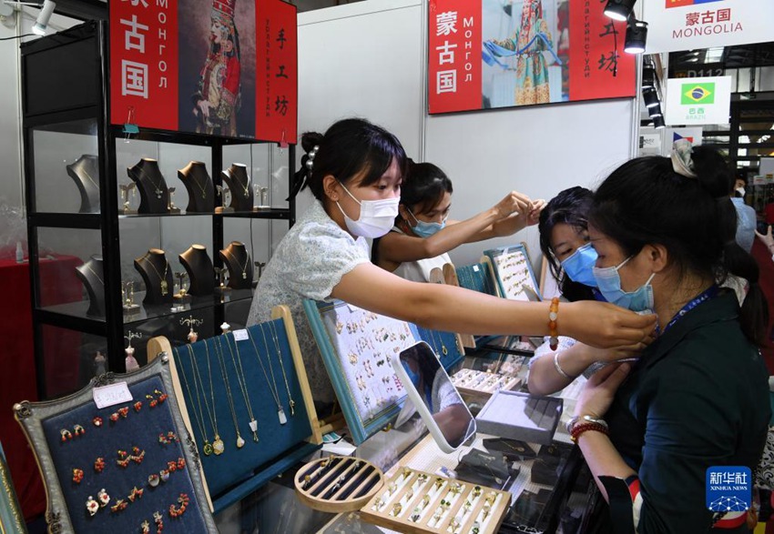 ‘일대일로’ 국제전시구역에서 관람객들이 몽골산 악세서리를 구매한다. [9월 11일 촬영/사진 출처: 신화사]