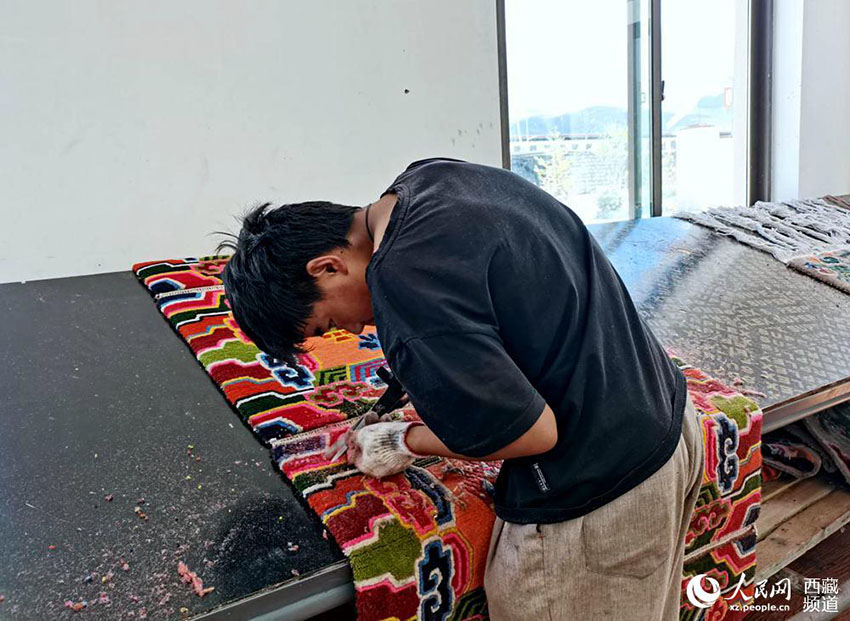 작업자들이 시짱 카펫를 방직하고 있다. [사진 출처: 인민망]
