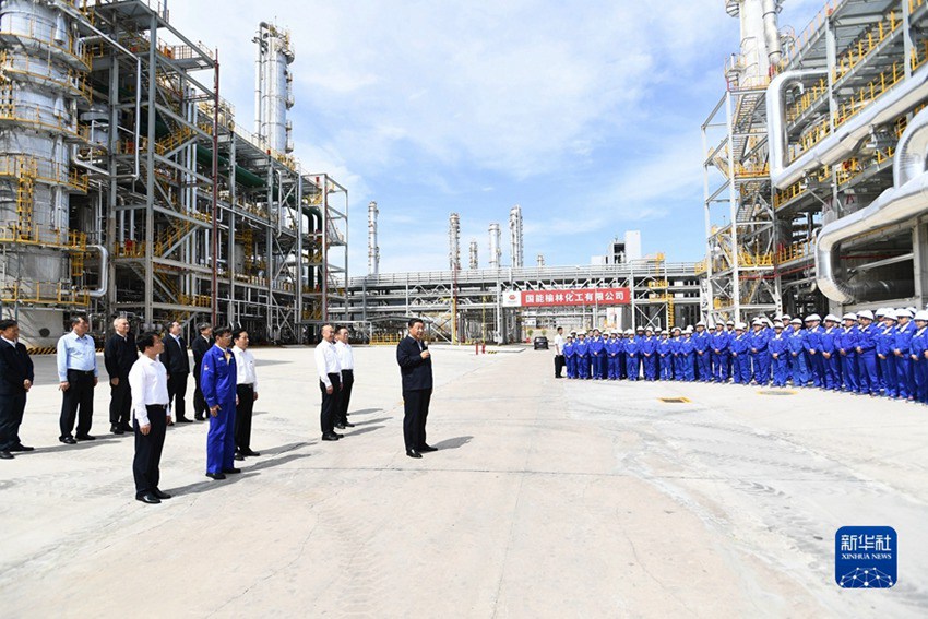 시진핑 주석이 13일 오전 국가에너지투자그룹(CHN ENERGY) 계열사 위린화학공업을 시찰하면서 기업 임직원 대표들과 담소를 나누고 있다. [사진 출처: 신화망]