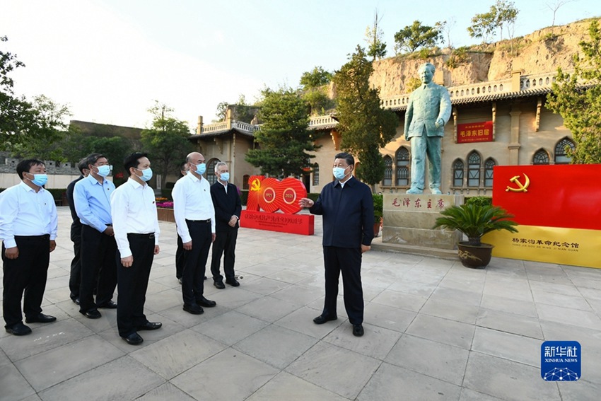 13일 오후 시진핑 주석이 미즈(米脂)현 양자거우(楊家溝) 혁명 유적지를 시찰하고 있다. [사진 출처: 신화망]