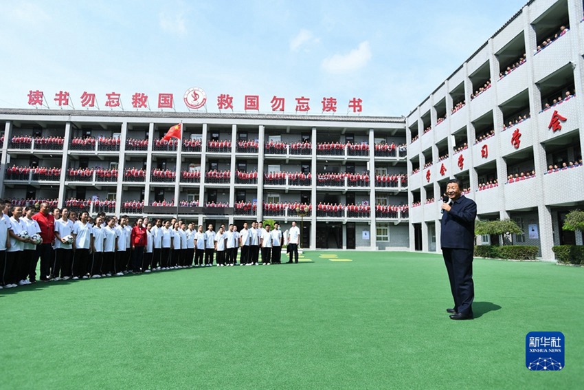 시진핑 주석이 14일 오전 쑤이더실험중등학교를 시찰하면서 학생들과 이야기를 나누고 있다. [사진 출처: 신화망]
