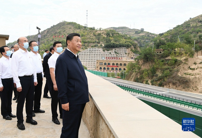 시진핑 주석이 14일 오후 쑤이더현 장자볜진 하오자차오촌을 시찰하고 있다. [사진 출처: 신화망]