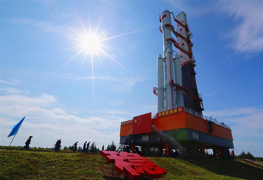 톈저우 3호 화물우주선 로켓 조합체가 수직으로 발사 지역으로 이동하고 있다. [사진 제공: 중국유인우주공정판공실]