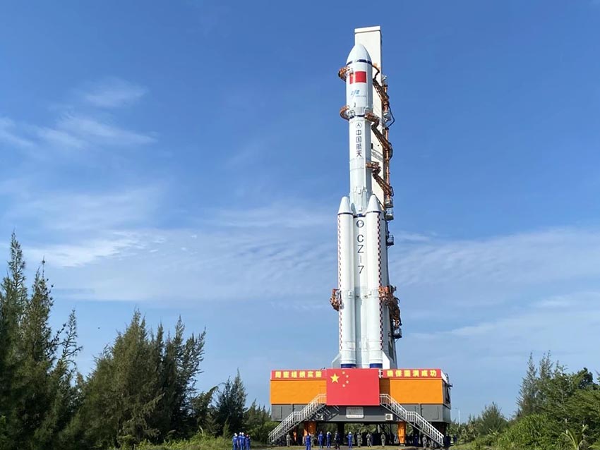 톈저우 3호 화물우주선 로켓 조합체가 수직으로 발사 지역으로 이동하고 있다. [사진 제공: 중국유인우주공정판공실]
