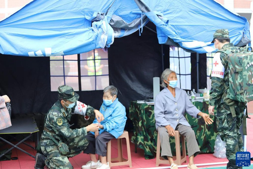 9월 16일, 무장경찰 쓰촨총대 군의관들이 이재민들을 치료하고 있다. [사진 출처: 신화사]