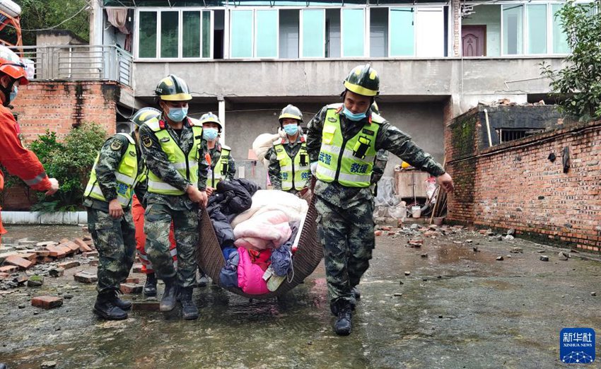 9월 16일, 무장경찰 제2기동총대 군인들이 루현 푸지진 완바오(萬寶)촌 주민들을 도와 물자를 운반한다. [사진 출처: 신화사]